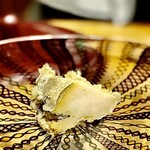 天ぷら もっこす - 2時間蒸した鮑は驚きの柔らかさ！一口目は何もつけずそのまま…続いて醤油塩でいただきます。最高〜ლ(´ڡ`ლ)