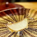 天ぷら もっこす - 蕪（群馬産）寝かしたことにより甘みが倍増。塩味つきが心地よい。