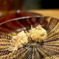 天ぷら もっこす - 海老頭。味噌が濃厚でお酒が進みます。満月の塩と天つゆで。