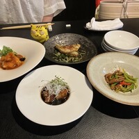 AKA - メイン料理は、1人2種類選べるので、全4種類注文して、シェアする
