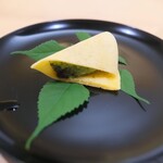 澤田 - 粒あんとずんだあんのふくさ包み。