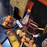 かめや - 左上の丸い皿は(左がねぎま)で(右がレバー)山椒が添えられてある