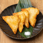肉汁餃子のダンダダン - ３種のチーズと魚のすり身の三角揚げ