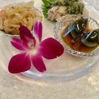 皇家龍鳳 (リーガロイヤルホテル大阪) - 前菜盛り合わせ（中華クラゲ冷菜、ピータン、蒸し鶏葱ソース）