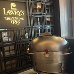 ロウリーズ・ザ・プライムリブ - 入り口付近