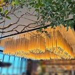 ロウリーズ・ザ・プライムリブ - 広い店内　入り口側