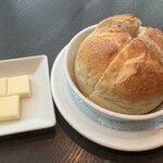 ロウリーズ・ザ・プライムリブ 赤坂店 - 自家製焼きたてパン