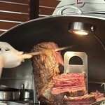 ロウリーズ・ザ・プライムリブ - 焼き方と量に応じてカット場所が変わります