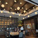 ロウリーズ・ザ・プライムリブ - 広い店内　奥側