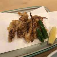 博多料亭 稚加榮 - いか刺しの横で動いていたイカを唐揚げに（天ぷらなど、選べます）