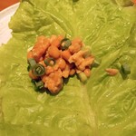 魚菜酒処 行辺 - 納豆と鶏そぼろサンチュ包み取り分け