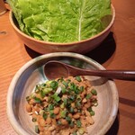 魚菜酒処 行辺 - 納豆と鶏そぼろサンチュ包み