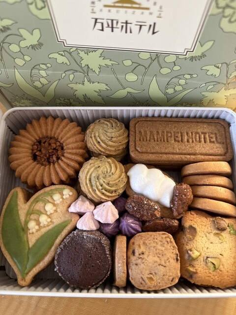 万平ホテルプレミアムクッキー缶クリスマスエディション2024 万平ホテル プレミアム クッキー 軽井沢）万平ホテルプレミアム