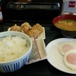 Nakau - W目玉焼き朝定食（豚汁に変更）＋唐揚げｘ５です　(9/21)