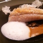 エクアトゥール - ＜魚＞甘鯛のうろこ焼き、イカスミリゾット、カリフラワーのスライス