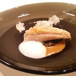 エクアトゥール - ＜魚＞甘鯛のうろこ焼き、イカスミリゾット、カリフラワーのスライス