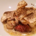 エクアトゥール - ＜前菜２＞オマール海老、イチジク、セップ茸、白トリュフがけ