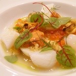 エクアトゥール - ＜前菜１＞モンサンミッシエルのムール貝、白イカ、バフンウニ、イクラ添え