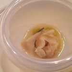 エクアトゥール - ＜アミューズ２＞アサリ、銀杏ピュレ、エスカルゴバターソース