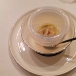 エクアトゥール - ＜アミューズ２＞アサリ、銀杏ピュレ、エスカルゴバターソース