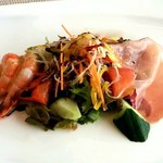 ビストロカフェ　ラピス - ★シェフの気まぐれサラダ(海老・生ハム添え)