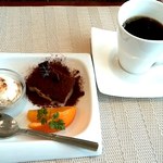 ビストロカフェ　ラピス - ★本日のデザートとアイスの盛り合わせ(黒蜜きなこのアイス・ティラミス)