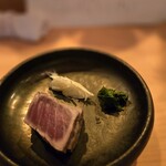 島ノ飯 みなもと - 沖縄産鮪の藁焼・島らっきょう刻み・にら醤油漬