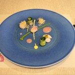 シーズンズレストラン 壱之壱 - 器キンキンに冷えてる。カリカリに揚げた野菜？とベビーホタテの相性良。ピンク色のソースも良。