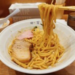 百日紅 - 麺上げ。縮れ太麺は本当に食べ応えがある。