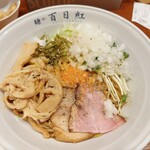 百日紅 - レモンを搾ってから卓上に置いてあったラーメンコショーとガーリックチップのような物体をかけた。