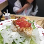 スシロー - 炙りサーモンチーズのサラダ寿司