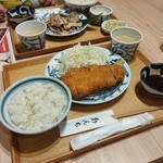 あんちすてーき とろろ麦めし 豚丸 - 