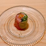 鮨 めい乃 - マグロとマイクロハーブの生春巻き。もはや定番です