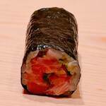 鮨 めい乃 - ネギトロ巻きです。ご一緒した紳士からのお裾分け