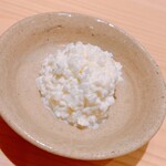 鮨 めい乃 - 白味のタルタル。細かく刻んだ糠漬け胡瓜とガリが塩味と酸味、旨味を添加