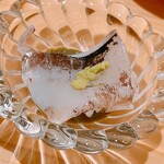 鮨 めい乃 - 鳥貝は裏のモフモフを軽く炙り、鳥貝の出汁割り肝ソースでいただきます