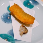鮨 めい乃 - 酢締めした小肌のフライとシンコの頭の素揚げ。今夜の小肌は小さ目。ナカズミやコノシロサイズでいただきたいと思うのは爺さんのワガママか・・・
