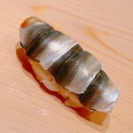 鮨 めい乃 - 天草だったかな、シンコの三枚付け。ちょうど良いサイズですね