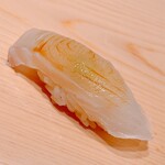 鮨 めい乃 - 握りは淡路島の眞子鰈でスタート。まさに白身の女王。シャリも酢や塩が突出せず、優しい味わいです