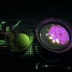 EN TEA HOUSE 幻花亭 チームラボボーダレス麻布台ヒルズ - 凍結抹茶ココナッツ（抹茶とココナッツミルクのジェラート）＋お好みのお茶 ¥1,300。お茶は「ほうじ茶カモミール・ライスミルクラテ」のホットとアイス