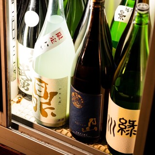 日本酒にこだわる。粋に豪快に注ぎます！