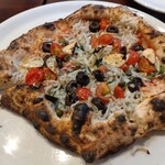 ピッツェリア ファッブリカ 1090 - チチニエッリ(しらす、ミニトマト、オリーブ、バジル、ケッパー、ニンニク）