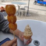 宝登山神社売店 - 黄金団子に味噌ソフト