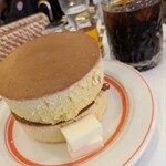 308843361 - ホットケーキ、アイスコーヒー