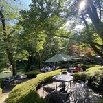 澤乃井園　清流ガーデン - 川の脇で食事ができます