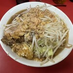 ラーメン二郎 - ラーメン小　麺半分　ヤサイ少なめ、にんにく、あぶら、カラメ