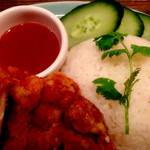 エスカピ - メイン：カオマンガイ・トード 、近影。スイートチリはマストアイテム。カロリーは気になるけど、旨いものは旨い！