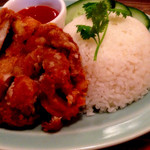 エスカピ - メイン：カオマンガイ・トード 、近影。お米は長粒米だったと思いますが、意外ともっちりしていて、鳥のダシもしっかり吸った炊きあがりで、香りもよくうまかったです。