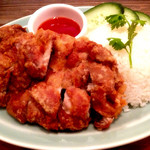 エスカピ - メイン：カオマンガイ・トード 。カオマンガイ（蒸し鶏のチキンライス）の揚げ鶏版のこと。そりゃ旨いに決まってるよね。