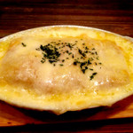 前菜：ピカルディ風グラタン。マッシュルームたっぷりのベシャメルをクレープ生地で包んでチーズを乗せて焼いたグラタンのようなものです。